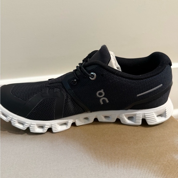 On Cloud 5 Running Black and White Athletic Shoes - Picture 5 of 6